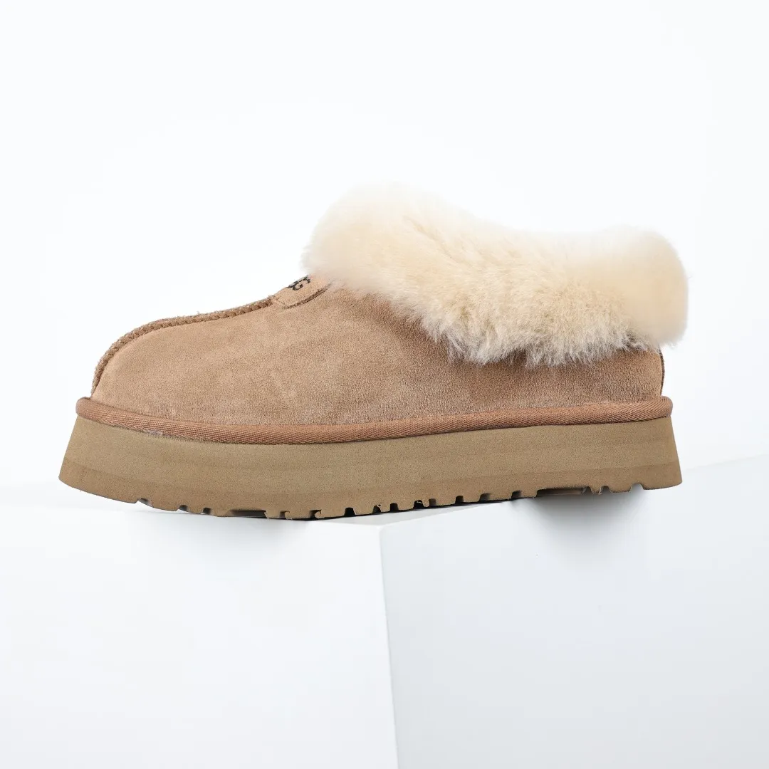 Pick up locally 💰540 Core recommendation with good price It is a very suitable choice for home use. In recent years, uug has launched a series of styles, which are partially geared towards the preferences of young consumers and have also moved to the forefront of fashion trends. Shoe body material: water-repellent coated suede upper, 17 mm UGGPURE™ implantable wool insole, lightweight non-slip and comfortable rubber outsole, with brand LOGO and trademark, with full packaging Size: 35 36 37 38 39 40